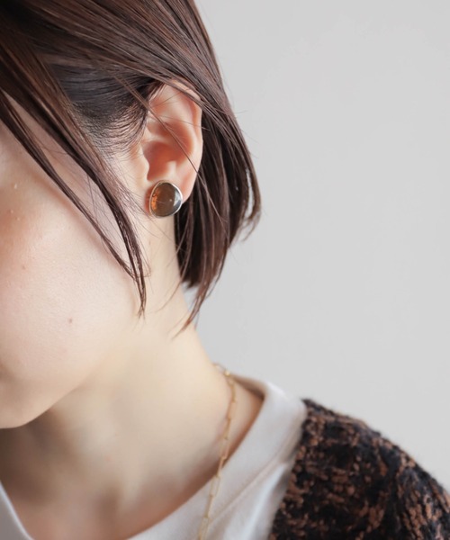 rapiecage(ラピエサージュ)の「クリアカラーカボションイヤリング(イヤリング・レディース・グレー/ブラウン・FREE)」の7枚目の写真