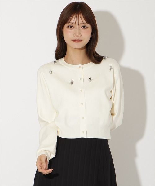 AND COUTURE(アンドクチュール)の「ビジュー×パールニットカーディガン(カーディガン/ボレロ・レディース・ブラック/レッド/サックスブルー/アイボリー/ベージュ・FREE)」の2枚目の写真