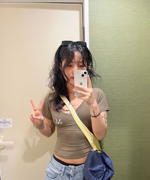 MUCENT（ムセント）の「オニキスシースルーシグネチャーロゴVネッククロップ半袖Tシャツ（7カラー）（Tシャツ/カットソー・レディース・Beige/ネイビー/ホワイト/チャコールグレー/ブラック/カーキ/スカイブルー・FREE）」の15枚目の写真