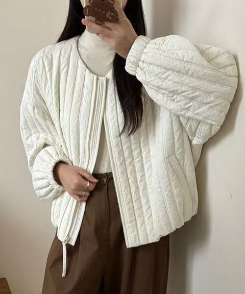 by LEGNA(バイレグナ)の「ゆったりx中綿大人のショートジャケット(ノーカラージャケット・レディース・アイボリー/ブラック・SMALL/MEDIUM/LARGE/X-LARGE)」の4枚目の写真