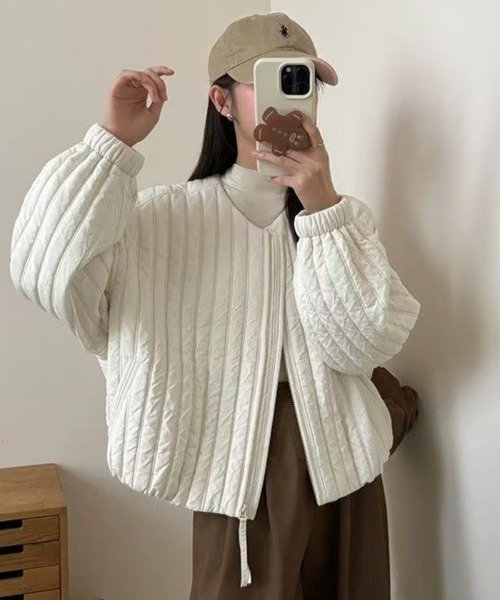 by LEGNA(バイレグナ)の「ゆったりx中綿大人のショートジャケット(ノーカラージャケット・レディース・アイボリー/ブラック・SMALL/MEDIUM/LARGE/X-LARGE)」の3枚目の写真