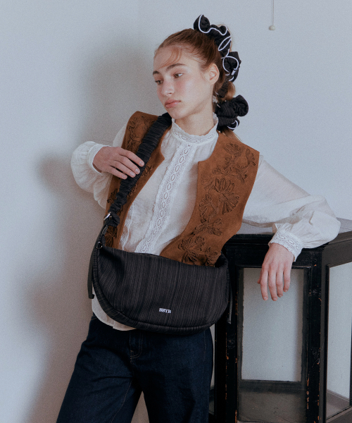 BBYB(ビービーワイビー)の「ノイラッフルラージショルダーバッグ(ブラック)(ショルダーバッグ・レディース・ブラック・FREE)」の2枚目の写真