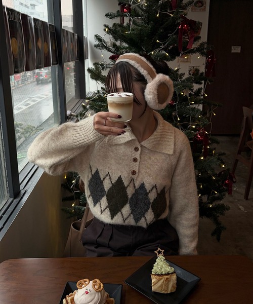 Reurie'(レウリィ)の「アーガイルオーバーニット(sayaka select) 秋 冬 トップス レトロ クラシカル ポロニット 上品 カジュアル シンプル(ニット/セーター・レディース・ブラウン/アイボリー・FREE)」の1枚目の写真