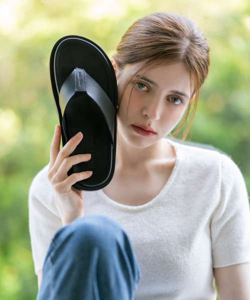 DIFFERSHOE(ディファーシュー)の「ステアレザーフリップフロップサンダル5CM(サンダル・レディース・ブラック・FREE)」の4枚目の写真