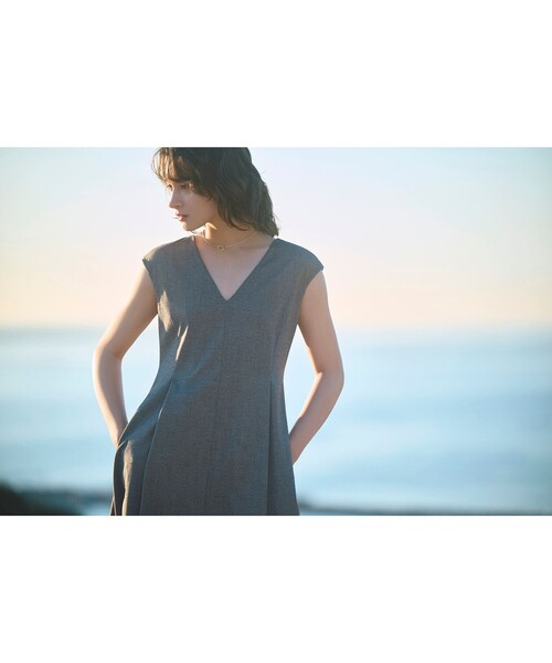 Demi-Luxe BEAMS(デミルクス ビームス)の「【8/6値下げ】AK+1 / Vネック フレア ノースリーブ ワンピ―ス(ワンピース・レディース・ブラウン系その他4/ブラック・38/36)」の3枚目の写真