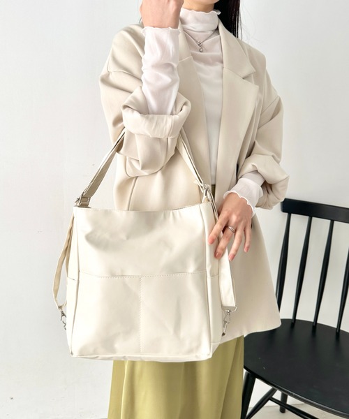LOVALOT(ラバロット)の「【3WAY】ソフトフェイクレザーショルダーバッグ リュック A5(ショルダーバッグ・レディース・ブラック/ホワイト/ブラウン・F)」の2枚目の写真