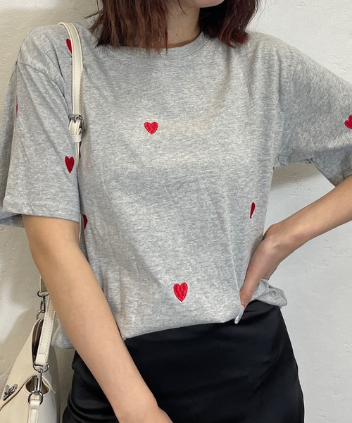 ROGER AND RAW(ロジャーアンドロウ)の「ハート刺繍クルーTシャツ(Tシャツ/カットソー・レディース・ブラック/グレー/ホワイト・FREE)」の3枚目の写真
