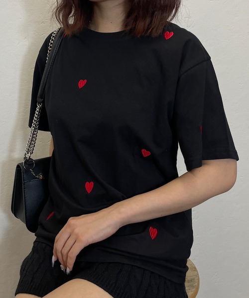 ROGER AND RAW(ロジャーアンドロウ)の「ハート刺繍クルーTシャツ(Tシャツ/カットソー・レディース・ブラック/グレー/ホワイト・FREE)」の2枚目の写真