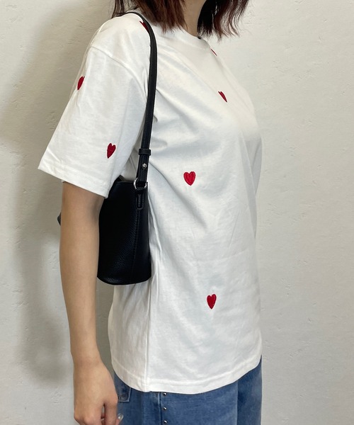ROGER AND RAW(ロジャーアンドロウ)の「ハート刺繍クルーTシャツ(Tシャツ/カットソー・レディース・ブラック/グレー/ホワイト・FREE)」の5枚目の写真