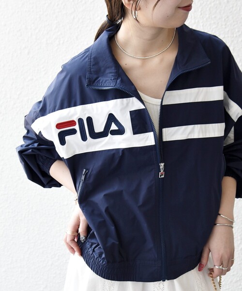 FILA(フィラ)の「【SHIPS any別注】FILA:〈洗濯機可能〉スタンドカラー ジップ ライン ブルゾン(ブルゾン・レディース・ネイビー/ホワイト・ONE SIZE)」の2枚目の写真
