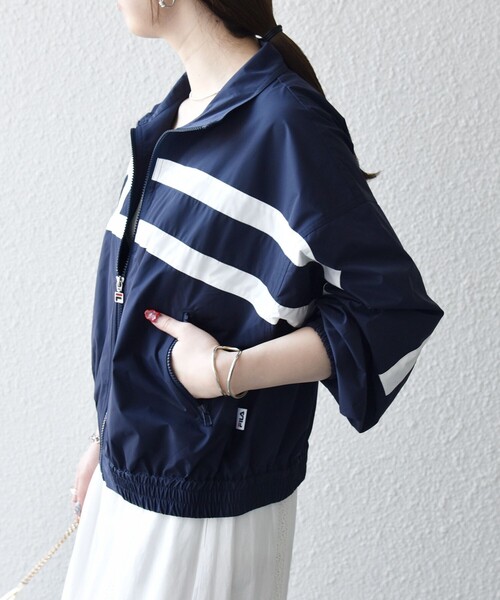 FILA(フィラ)の「【SHIPS any別注】FILA:〈洗濯機可能〉スタンドカラー ジップ ライン ブルゾン(ブルゾン・レディース・ネイビー/ホワイト・ONE SIZE)」の14枚目の写真
