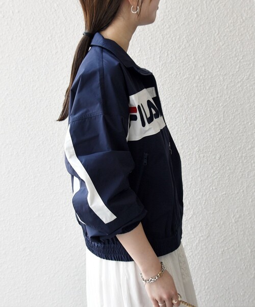 FILA(フィラ)の「【SHIPS any別注】FILA:〈洗濯機可能〉スタンドカラー ジップ ライン ブルゾン(ブルゾン・レディース・ネイビー/ホワイト・ONE SIZE)」の16枚目の写真