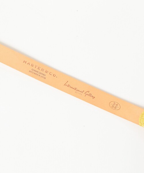 International Gallery BEAMS(インターナショナルギャラリービームス)の「【別注】MASTER&Co. / クロコダイル エンボス ベルト 26SS(ベルト・メンズ・イエロー/ミント・32inch)」の3枚目の写真