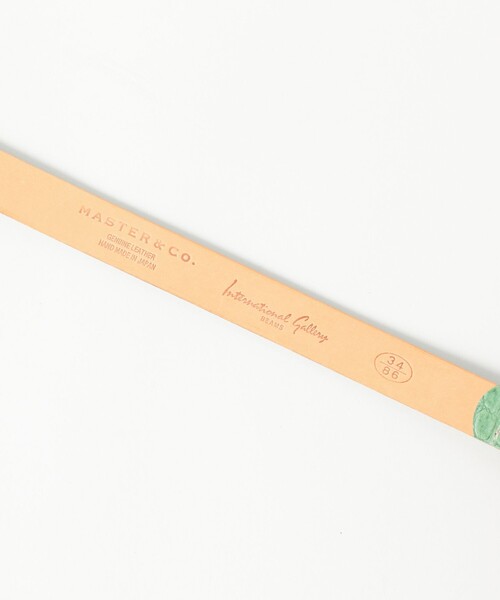 International Gallery BEAMS(インターナショナルギャラリービームス)の「【別注】MASTER&Co. / クロコダイル エンボス ベルト 26SS(ベルト・メンズ・イエロー/ミント・32inch)」の6枚目の写真