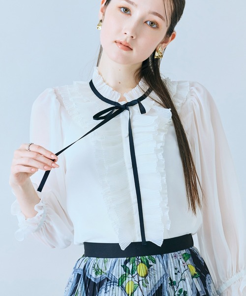 Audie a Muses(オーディアミューズ)の「シアープリーツフリルブラウス(シャツ/ブラウス・レディース・ブラック/オフホワイト・42/40/38)」の2枚目の写真