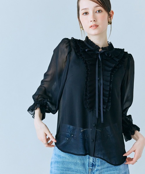 Audie a Muses(オーディアミューズ)の「シアープリーツフリルブラウス(シャツ/ブラウス・レディース・ブラック/オフホワイト・42/40/38)」の1枚目の写真