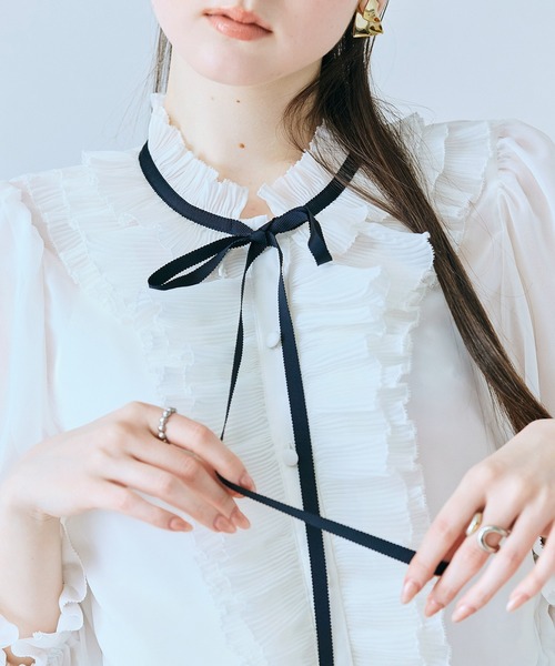 Audie a Muses(オーディアミューズ)の「シアープリーツフリルブラウス(シャツ/ブラウス・レディース・ブラック/オフホワイト・42/40/38)」の6枚目の写真