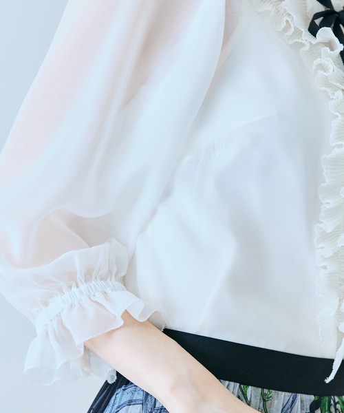 Audie a Muses(オーディアミューズ)の「シアープリーツフリルブラウス(シャツ/ブラウス・レディース・ブラック/オフホワイト・42/40/38)」の12枚目の写真