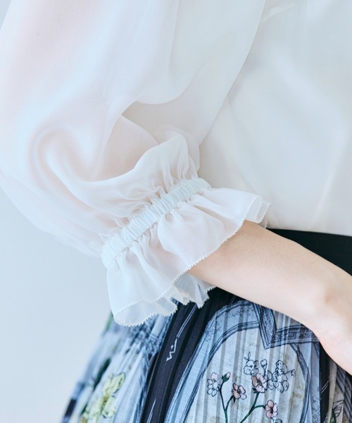 Audie a Muses(オーディアミューズ)の「シアープリーツフリルブラウス(シャツ/ブラウス・レディース・ブラック/オフホワイト・42/40/38)」の13枚目の写真