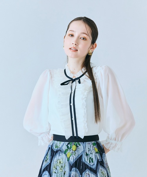 Audie a Muses(オーディアミューズ)の「シアープリーツフリルブラウス(シャツ/ブラウス・レディース・ブラック/オフホワイト・42/40/38)」の3枚目の写真