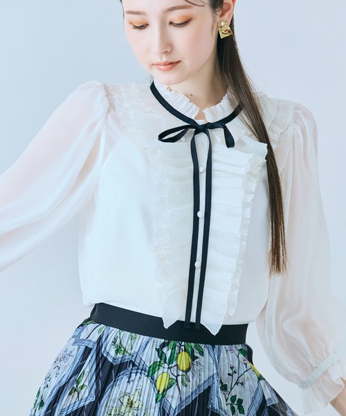 Audie a Muses(オーディアミューズ)の「シアープリーツフリルブラウス(シャツ/ブラウス・レディース・ブラック/オフホワイト・42/40/38)」の4枚目の写真