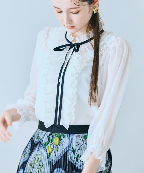 Audie a Muses(オーディアミューズ)の「シアープリーツフリルブラウス(シャツ/ブラウス・レディース・ブラック/オフホワイト・42/40/38)」の5枚目の写真