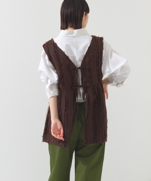 OMNES（オムネス）の「フリンジ前後２wayペプラムリボン付ベスト（ベスト・レディース・ブラウン/ホワイト/ブルー/ブラック・FREE）」の17枚目の写真