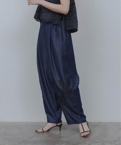 Eimee Law(エイミーロウ)の「レースモチーフ コクーンパンツ(その他パンツ・レディース・インディゴブルー/ベージュ・MEDIUM)」の12枚目の写真