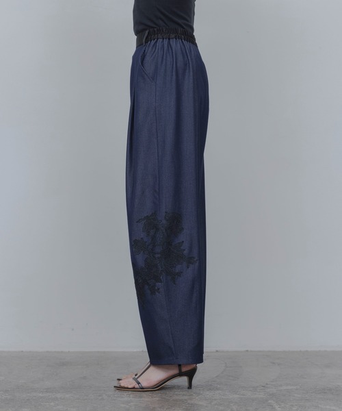 Eimee Law(エイミーロウ)の「レースモチーフ コクーンパンツ(その他パンツ・レディース・インディゴブルー/ベージュ・MEDIUM)」の6枚目の写真