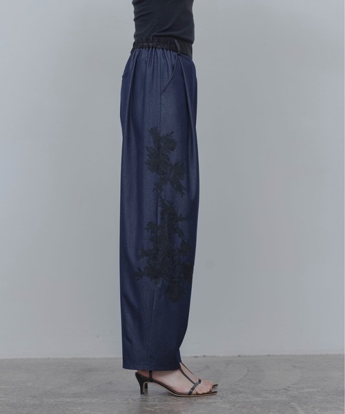 Eimee Law(エイミーロウ)の「レースモチーフ コクーンパンツ(その他パンツ・レディース・インディゴブルー/ベージュ・MEDIUM)」の7枚目の写真