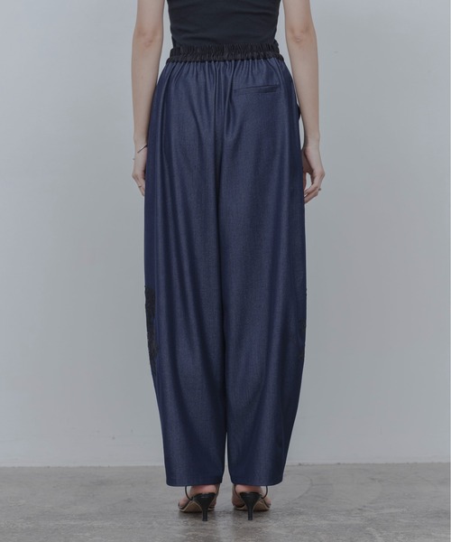 Eimee Law(エイミーロウ)の「レースモチーフ コクーンパンツ(その他パンツ・レディース・インディゴブルー/ベージュ・MEDIUM)」の8枚目の写真