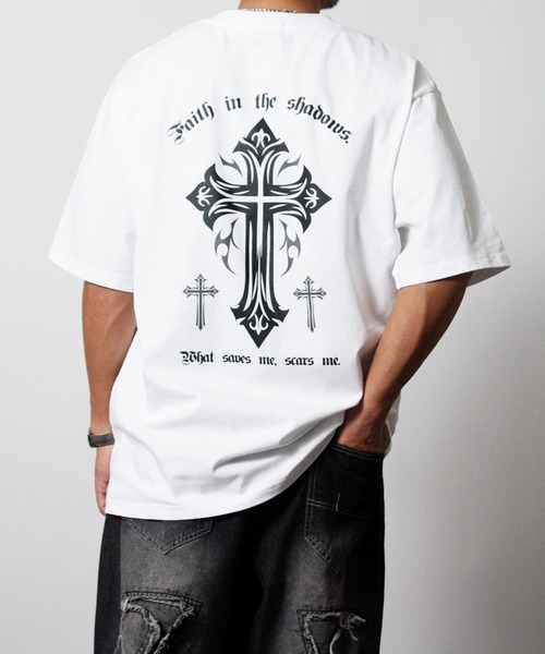 NYLAUS(ナイラス)の「【NYS】オーバーサイズ クロス 半袖Tシャツ ロゴTシャツ(Tシャツ/カットソー・メンズ・ブラック系その他/ブラック/ホワイト・L/M)」の2枚目の写真