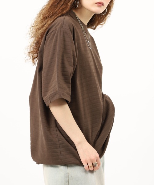MN+LA（エムエヌエルエー）の「MN+LA STRIPED PIQUE MOCKNECK TEE ストライプモックネック半袖Tシャツ（Tシャツ/カットソー・メンズ・テラコッタ/ウッド・2XL/XL/M/L）」の4枚目の写真