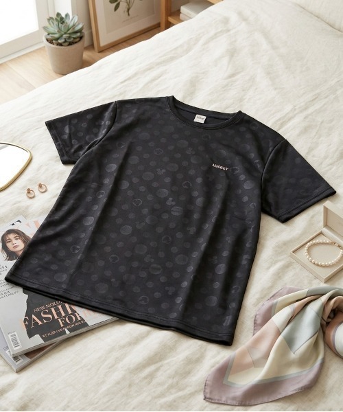 Disney(ディズニー)の「【DISNEY/ディズニー】胸ワンポイントキャラクター総柄DRYメッシュ半袖Tシャツ(吸水速乾)(Tシャツ/カットソー・レディース・ブラック/イエロー/杢グレー/サックスブルー・LARGE/MEDIUM)」の2枚目の写真