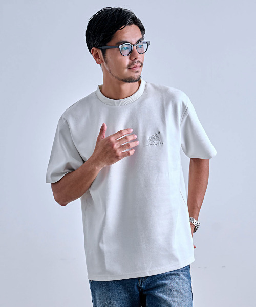 CavariA(キャバリア)の「『CavariA/キャバリア』クルーネック フェイクスウェード花半袖Tシャツ(Tシャツ/カットソー・メンズ・ブラック/オフホワイト・L/M)」の2枚目の写真