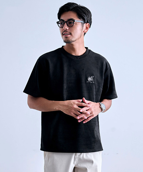CavariA(キャバリア)の「『CavariA/キャバリア』クルーネック フェイクスウェード花半袖Tシャツ(Tシャツ/カットソー・メンズ・ブラック/オフホワイト・L/M)」の1枚目の写真