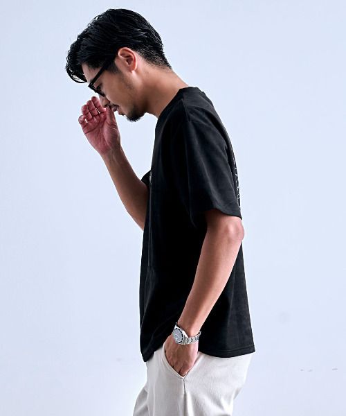 CavariA(キャバリア)の「『CavariA/キャバリア』クルーネック フェイクスウェード花半袖Tシャツ(Tシャツ/カットソー・メンズ・ブラック/オフホワイト・L/M)」の6枚目の写真