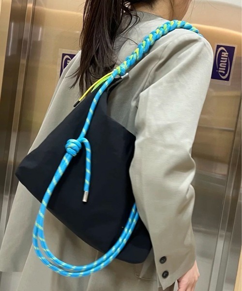 FINEnough(ファインナフ)の「カラフル紐ショルダーバッグ(ショルダーバッグ・レディース・レッド/ホワイト/ブラック/イエロー/パープル/グレー・FREE)」の3枚目の写真