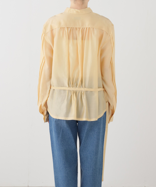 LOW CLASSIC(ロウ クラシック)の「【LOW CLASSIC/ロウ クラシック】 SEE-THROUGH SHIRRED BACK BLO(シャツ/ブラウス・レディース・イエロー・MEDIUM)」の2枚目の写真
