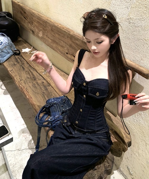 FAVORITO(ファヴォリート)の「デニムキャミソールワイドパンツセットアップ(セットアップ・レディース・ダークブルー・S/M/L)」の2枚目の写真