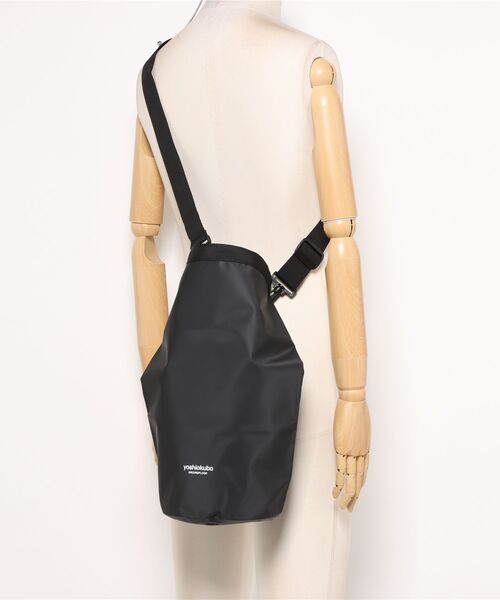 yoshiokubo(ヨシオクボ)の「yoshiokubo ヨシオクボ / Shark Bag 5L 防水ショルダーバッグ / YEF23904(トートバッグ・メンズ・ブラック・FREE)」の7枚目の写真