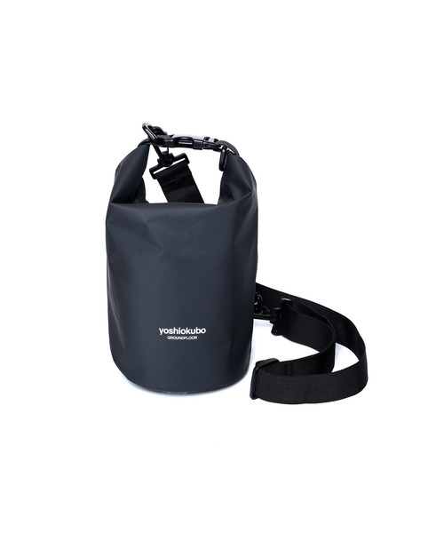 yoshiokubo(ヨシオクボ)の「yoshiokubo ヨシオクボ / Shark Bag 5L 防水ショルダーバッグ / YEF23904(トートバッグ・メンズ・ブラック・FREE)」の2枚目の写真