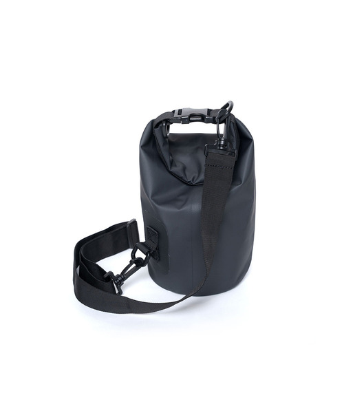 yoshiokubo(ヨシオクボ)の「yoshiokubo ヨシオクボ / Shark Bag 5L 防水ショルダーバッグ / YEF23904(トートバッグ・メンズ・ブラック・FREE)」の3枚目の写真