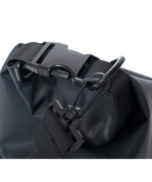 yoshiokubo(ヨシオクボ)の「yoshiokubo ヨシオクボ / Shark Bag 5L 防水ショルダーバッグ / YEF23904(トートバッグ・メンズ・ブラック・FREE)」の5枚目の写真
