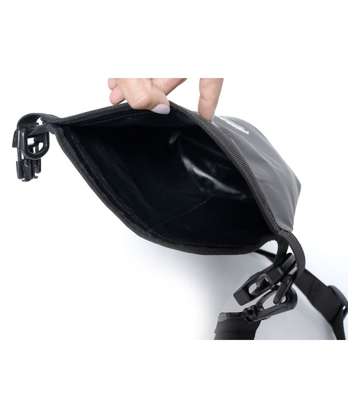 yoshiokubo(ヨシオクボ)の「yoshiokubo ヨシオクボ / Shark Bag 5L 防水ショルダーバッグ / YEF23904(トートバッグ・メンズ・ブラック・FREE)」の6枚目の写真