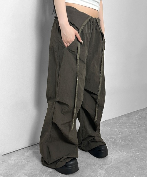 FOLLOWIN（フォロウィン）の「【 UNISEX 】フックデザインルーズワイドパンツ（スウェットパンツ・レディース・ブラック/グレー/カーキ・FREE）」の3枚目の写真