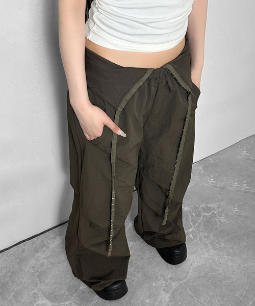 FOLLOWIN（フォロウィン）の「【 UNISEX 】フックデザインルーズワイドパンツ（スウェットパンツ・レディース・ブラック/グレー/カーキ・FREE）」の4枚目の写真