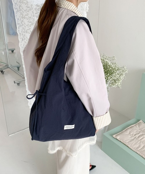 LA VORAGINE(ラ ヴォラジネ)の「4 色展開 ナイロン リボントートバッグ 大容量 レディース 通勤用(トートバッグ・レディース・ライトグレー/ピンク/レッド/ネイビー・FREE)」の2枚目の写真