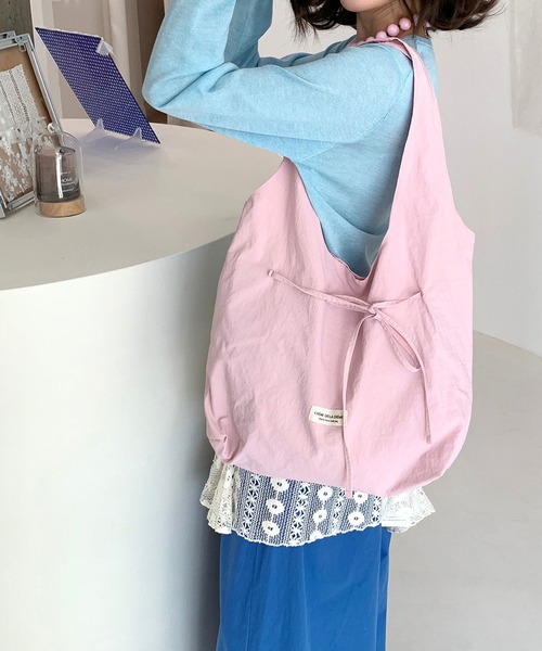LA VORAGINE(ラ ヴォラジネ)の「4 色展開 ナイロン リボントートバッグ 大容量 レディース 通勤用(トートバッグ・レディース・ライトグレー/ピンク/レッド/ネイビー・FREE)」の3枚目の写真