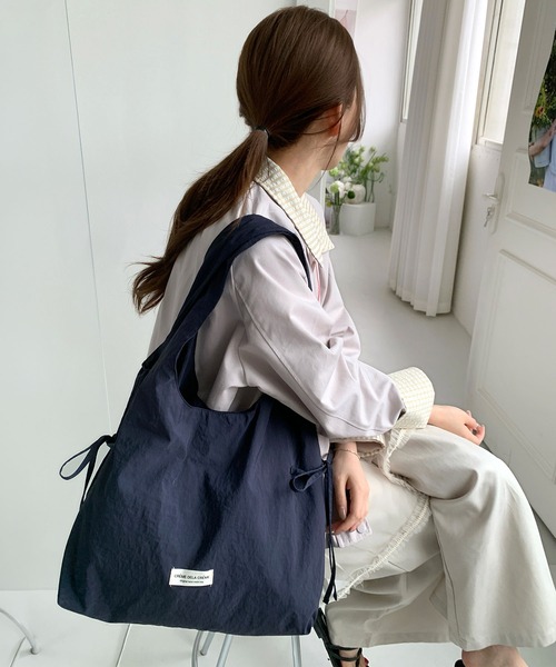 LA VORAGINE(ラ ヴォラジネ)の「4 色展開 ナイロン リボントートバッグ 大容量 レディース 通勤用(トートバッグ・レディース・ライトグレー/ピンク/レッド/ネイビー・FREE)」の20枚目の写真